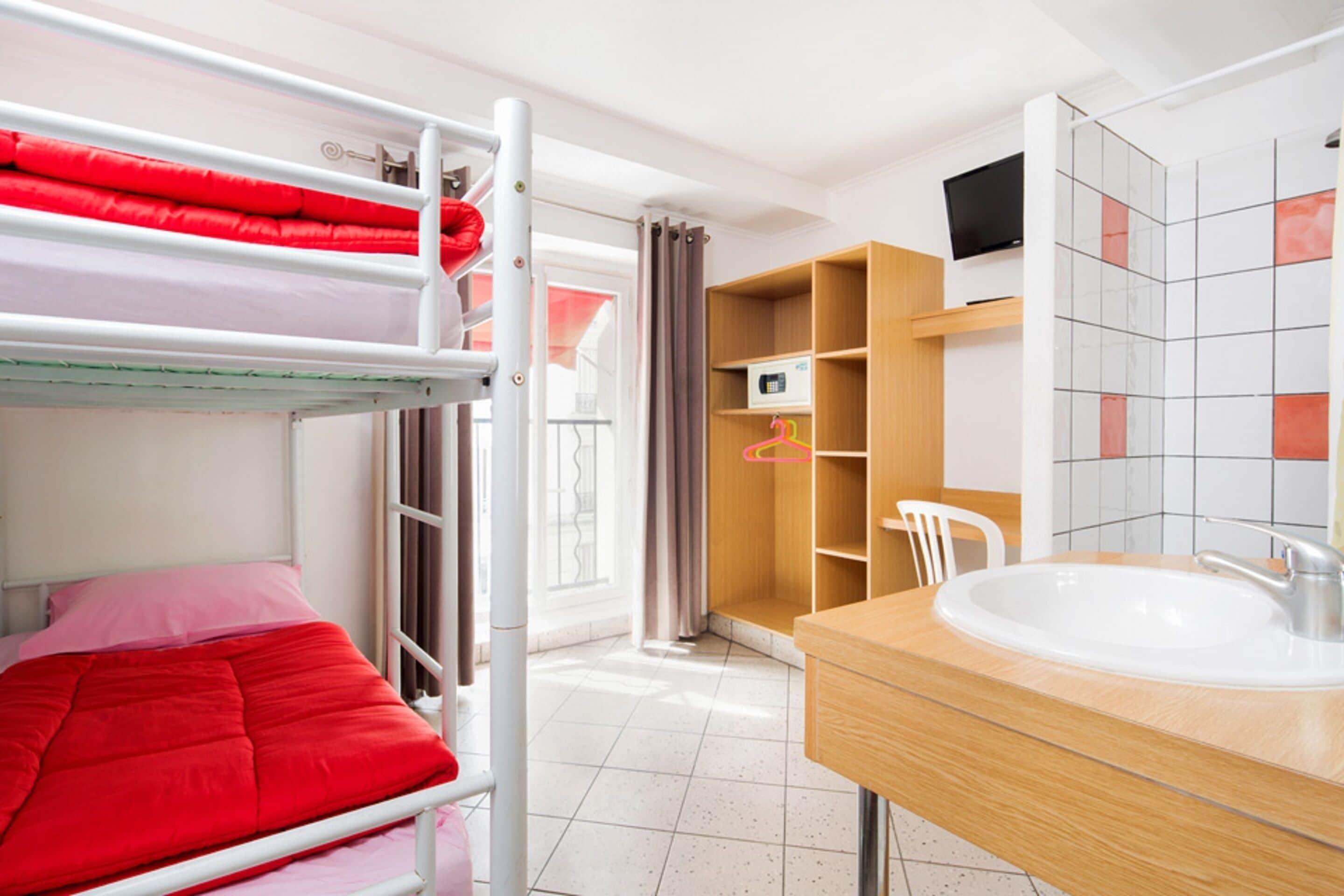 Bastille Hostel *
